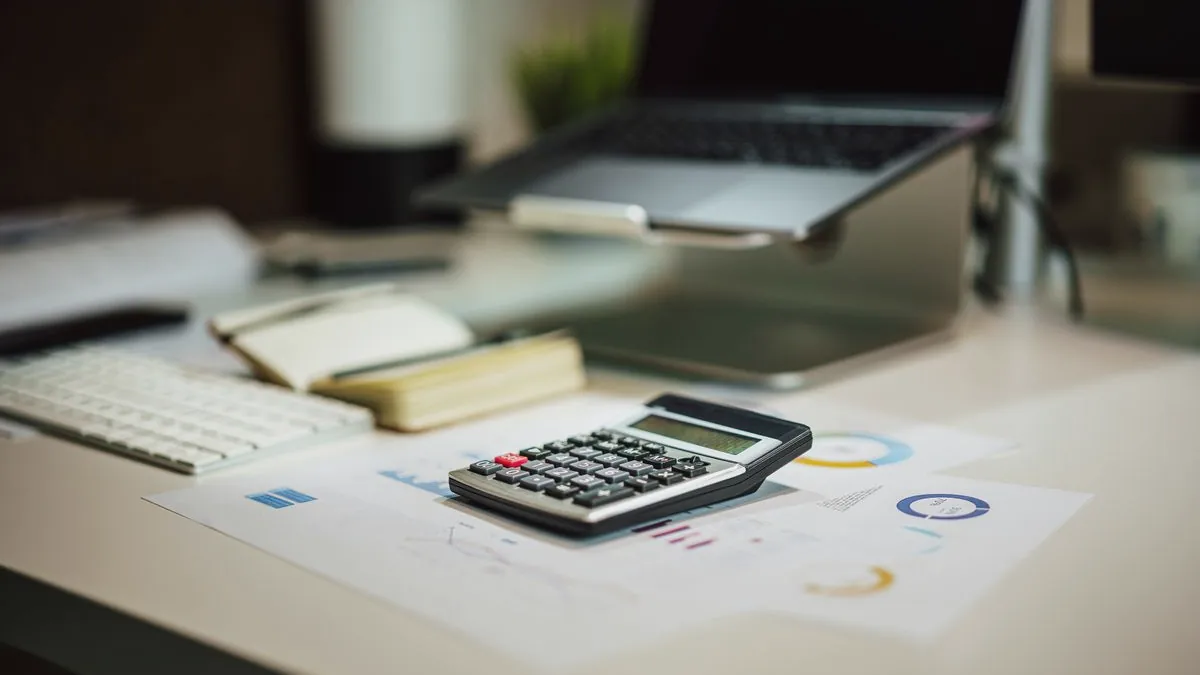 Calculatrice et documents comptables sur un bureau ordonné