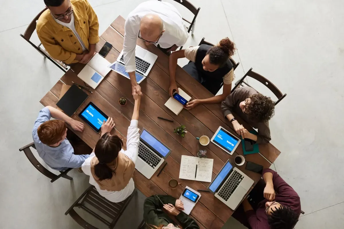 Réunion autour d’une table de travail, photographie d’illustration