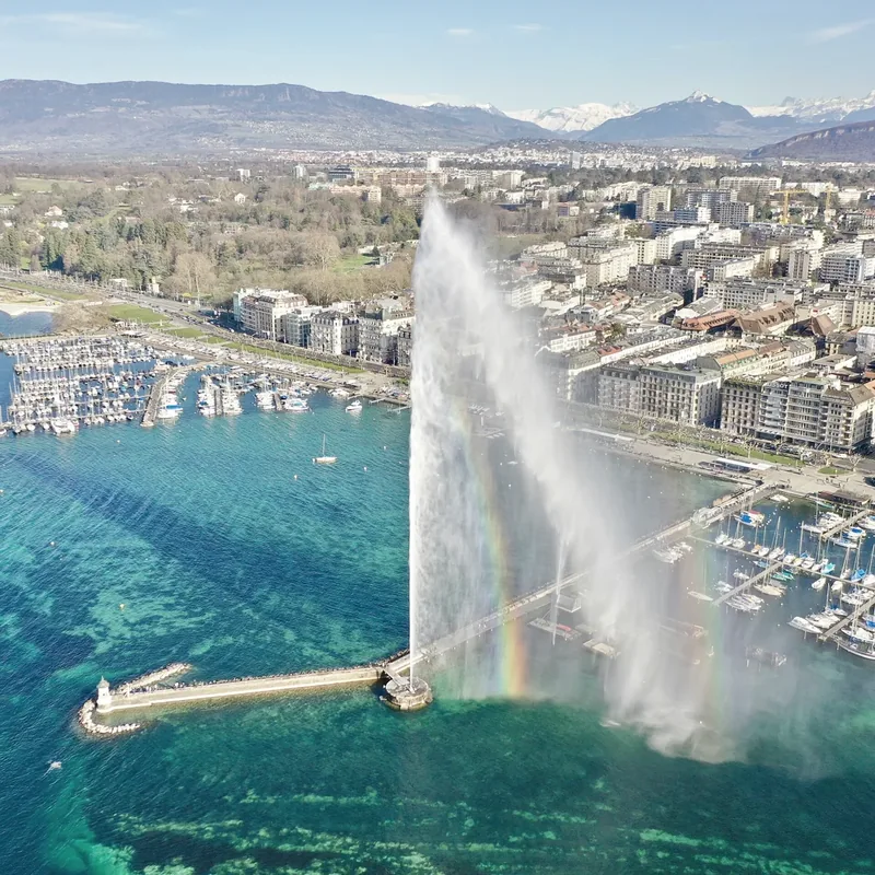 Le Jet d’eau et la rade de Genève en journée